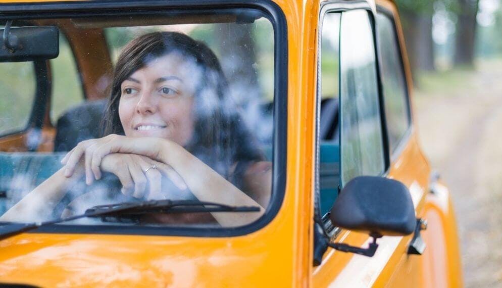 voiture ancienne orange jeune femme repos volant