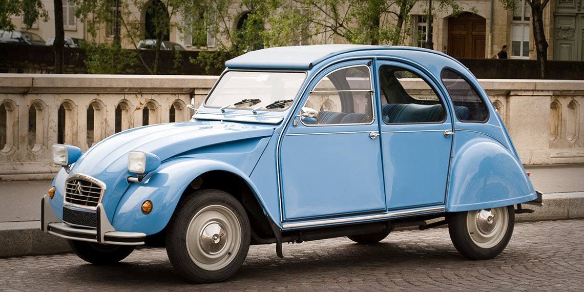 citroen 2 cv bleue dans la rue