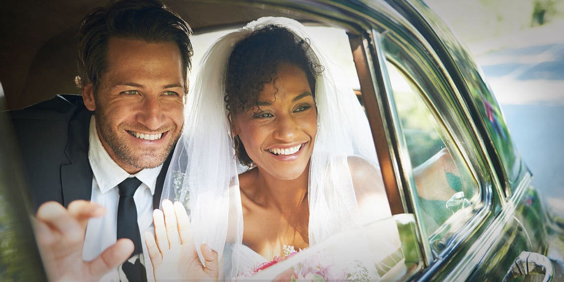 couple mariés mixte dans voiture