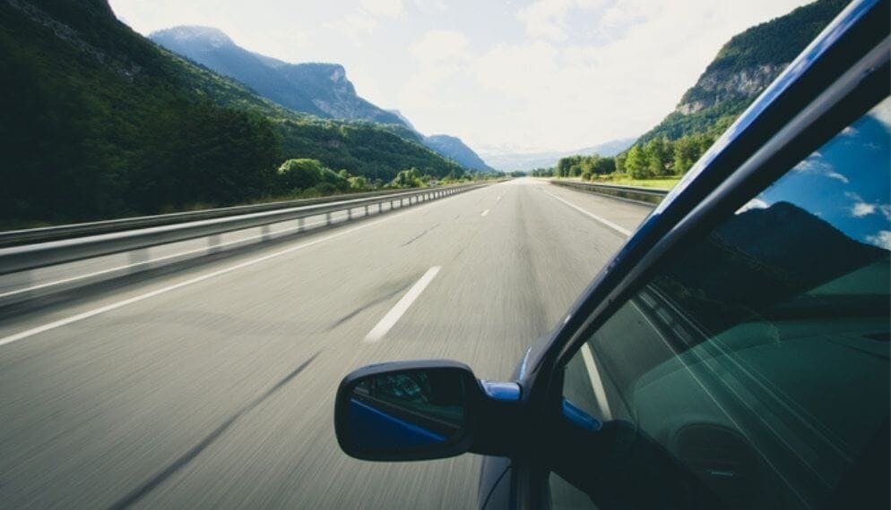 voiture autoroute déserte
