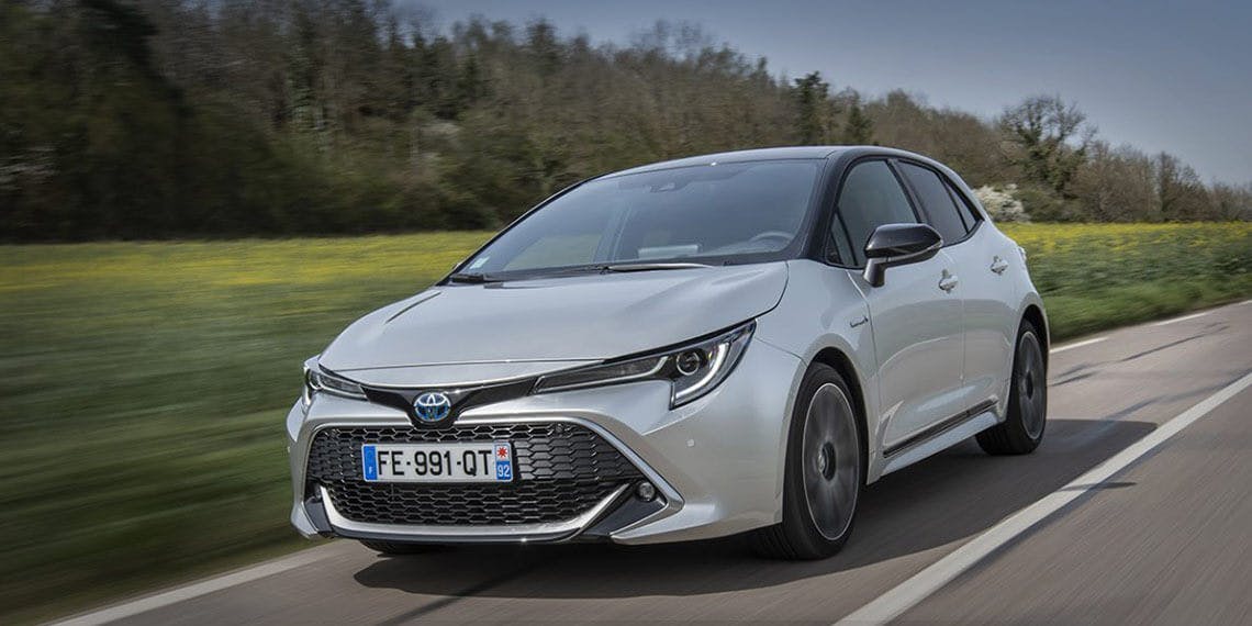 voiture Toyota Corolla grise route campagne