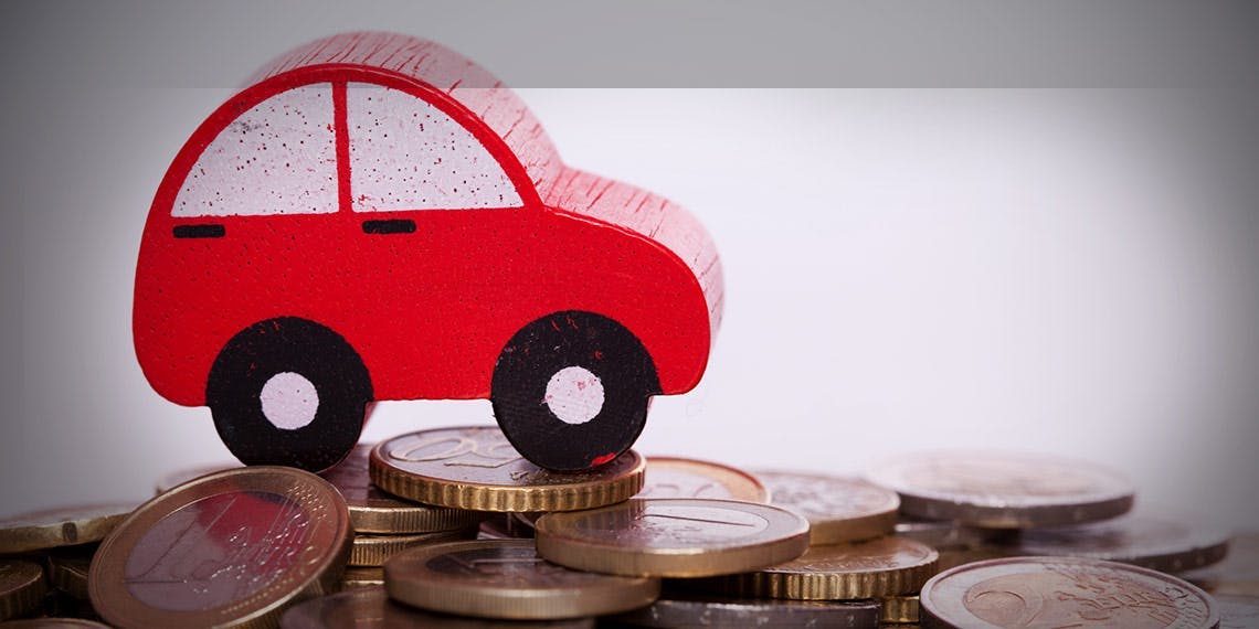 voiture jouet sur tas de pièces de monnaie euros