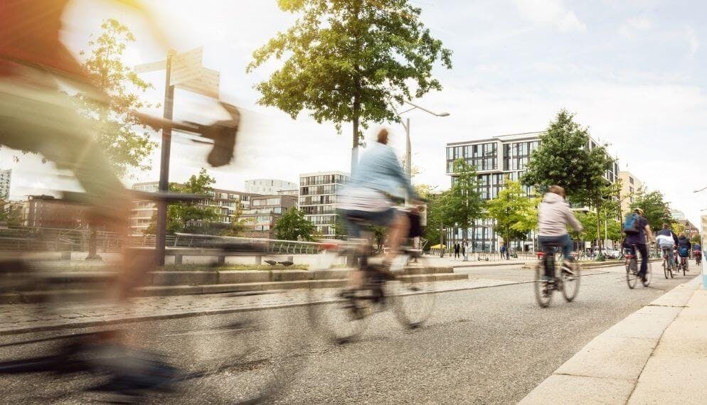 cyclistes piste cyclable agglomération