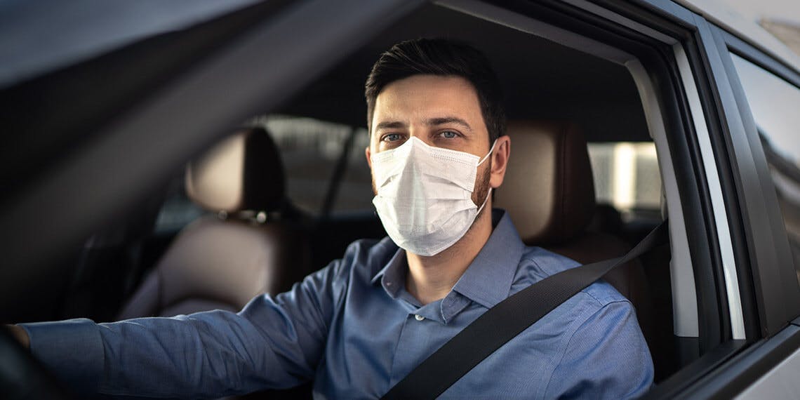 homme masque visage covid voiture conduite