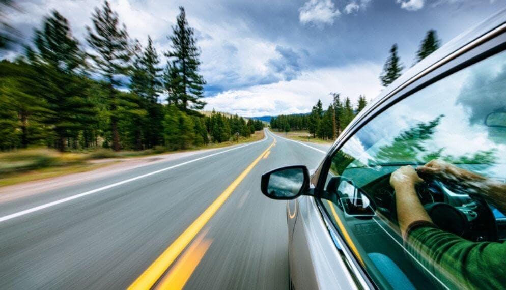 voiture route bitume vitesse 
