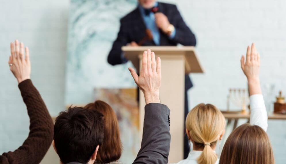 ventes aux enchères acheteurs qui lèvent la main