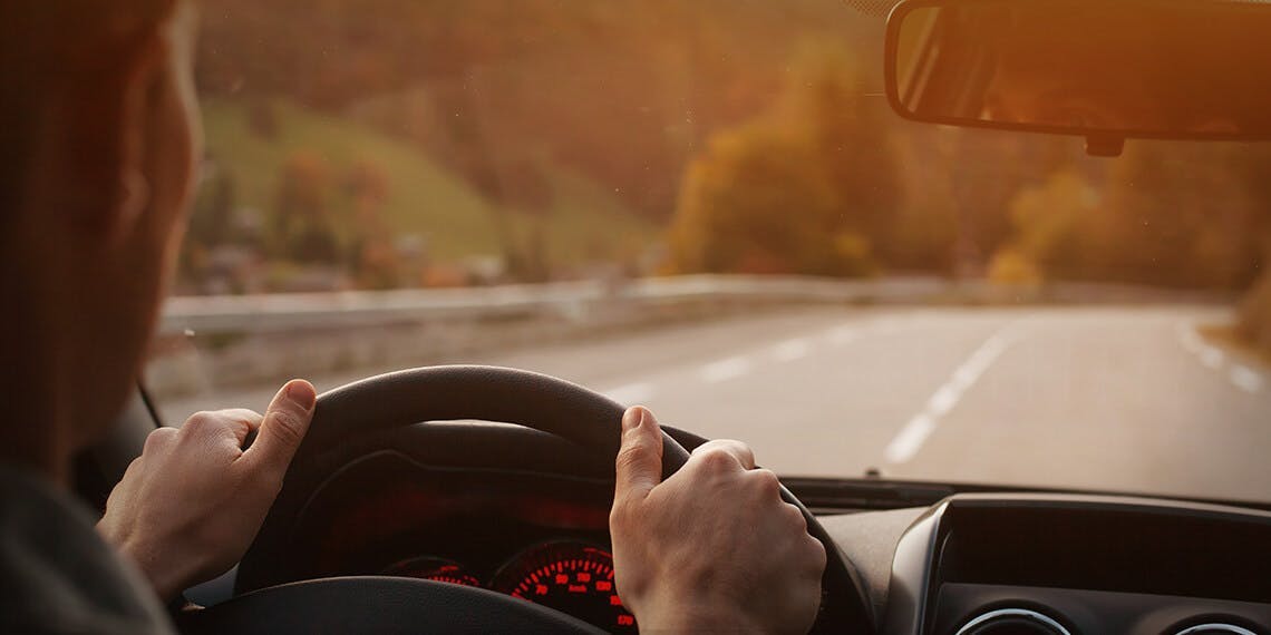 voiture volant mains conducteur autoroute