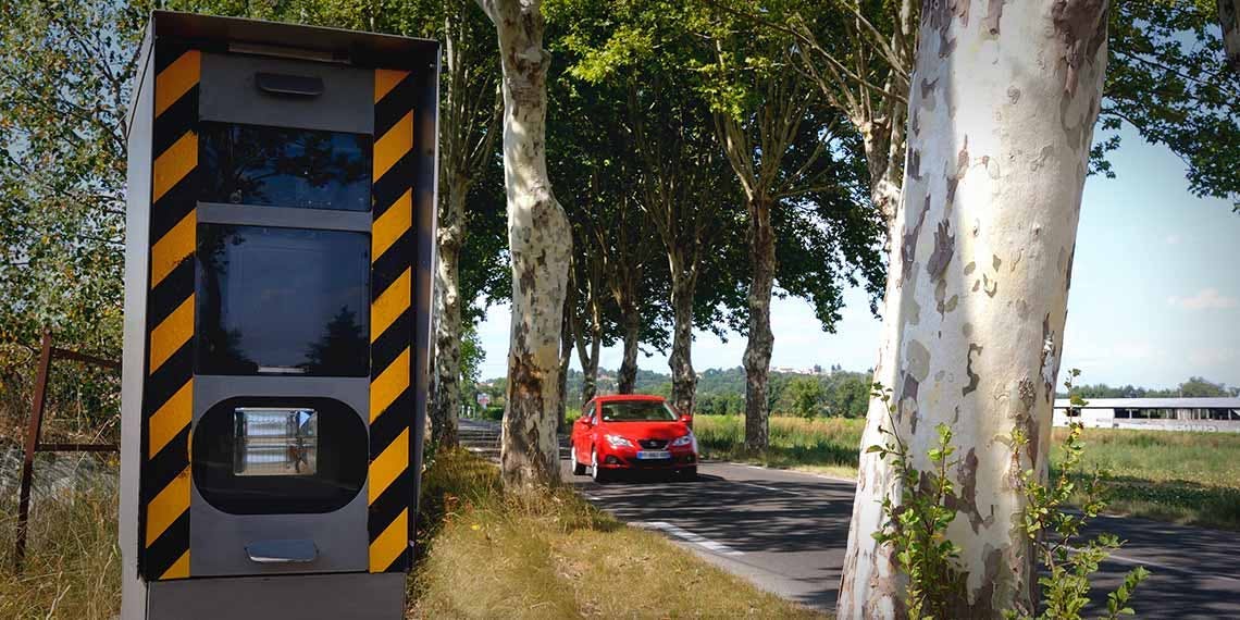 radar automatique route platanes voiture
