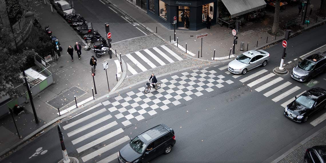 carrefour rues centre ville vélo voitures