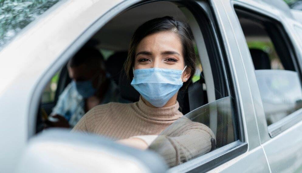 femme voiture masque covid