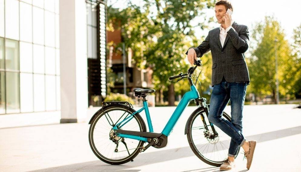 vélo électrique homme nature 