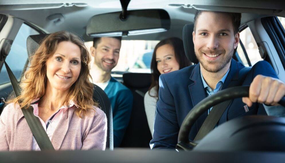 Quatre personnes dans une voiture qui font du covoiturage pour aller au travail