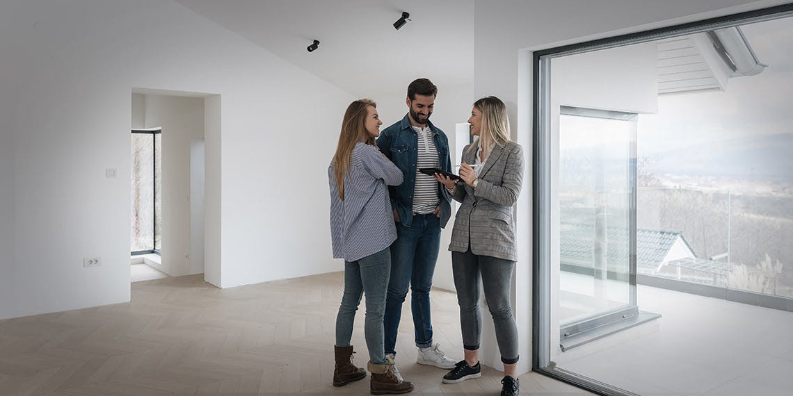 couple avec agent immobilier dans appartement
