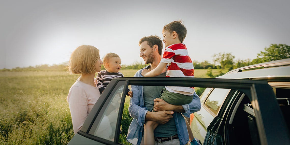 famille faisant une pause pendant voyage en voiture