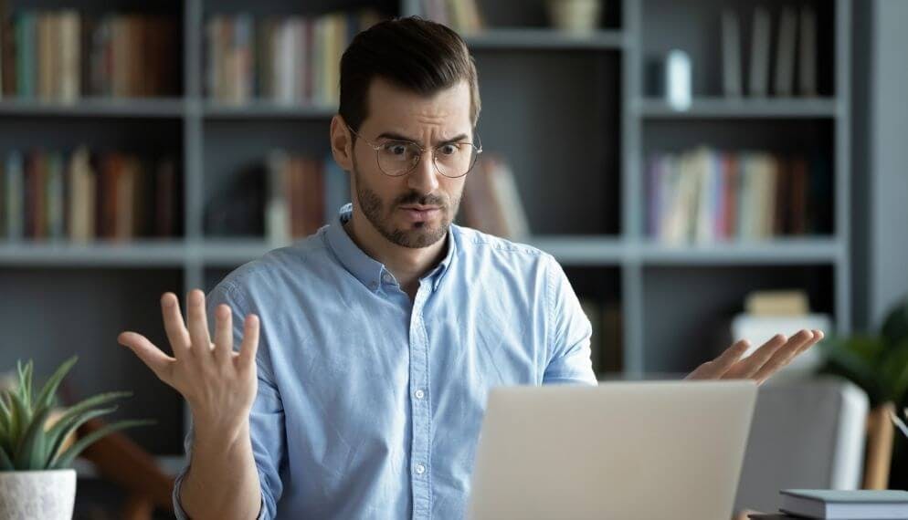 homme surpris devant un ordinateur
