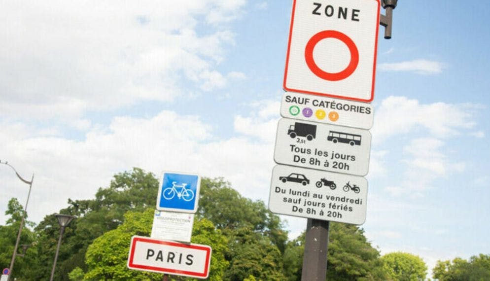 Panneaux de signalisation avec une zone 30 et un panneaux d'agglomération