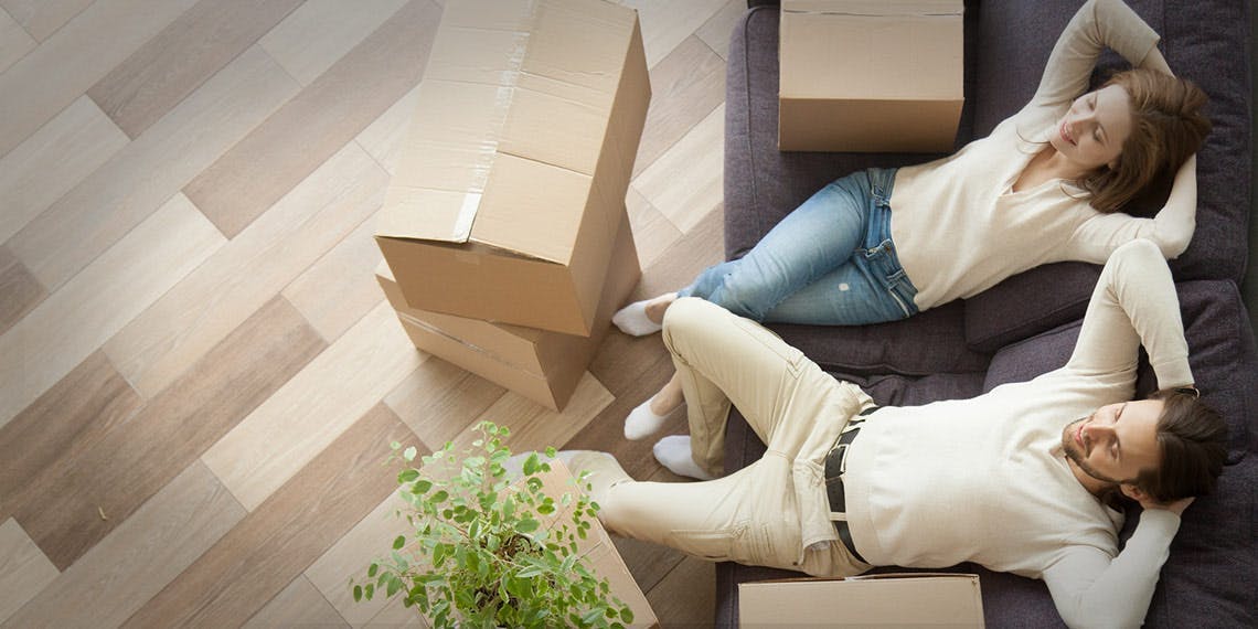 couple canapé carton emménagement location