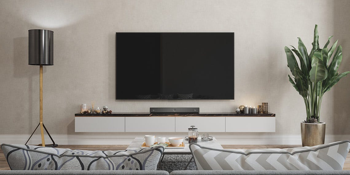 Intérieur de salon moderne avec smart tv, canapé, lampadaire et plante en pot 