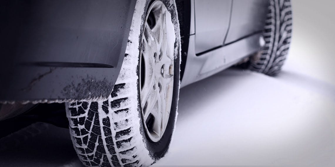 voiture équipée pneus hiver roulant sur la neige