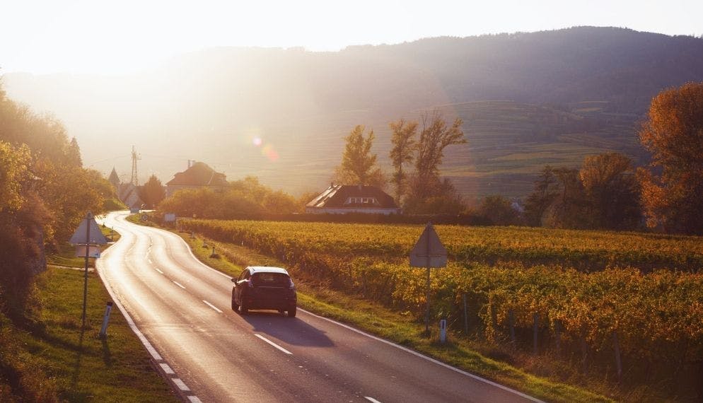 une voiture sur une route de campagne