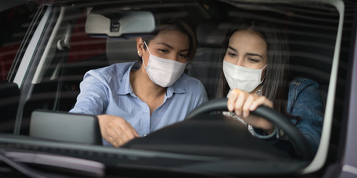 couple filles dans voiture