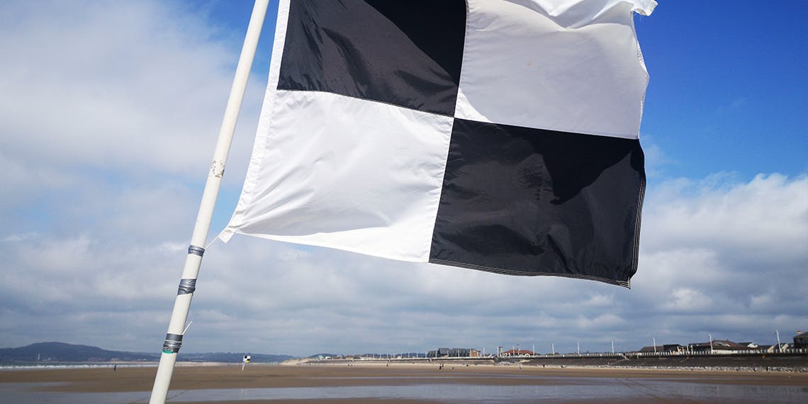 nouveau drapeau à damier signalant une zone de pratique aquatique et nautique