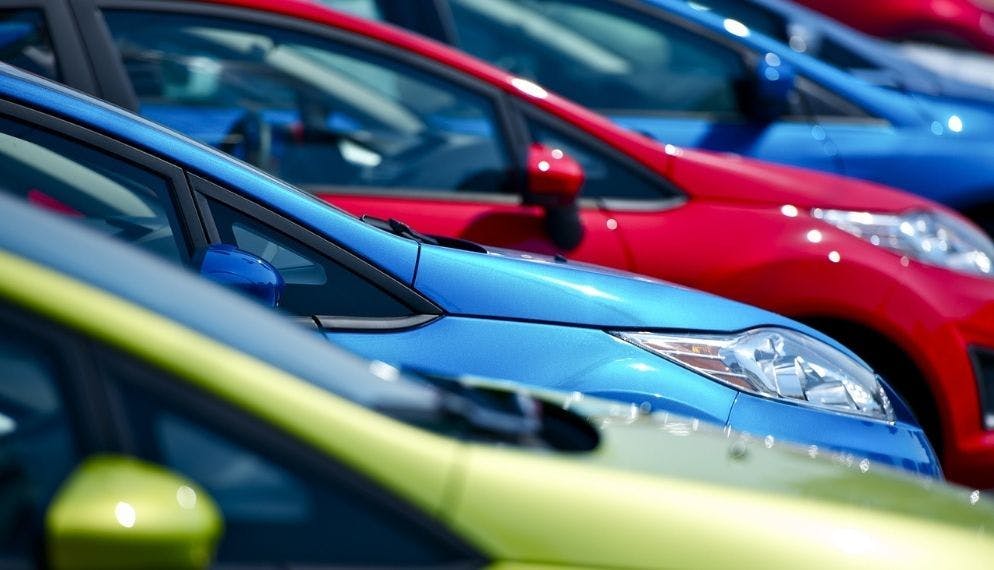voitures de différentes couleurs