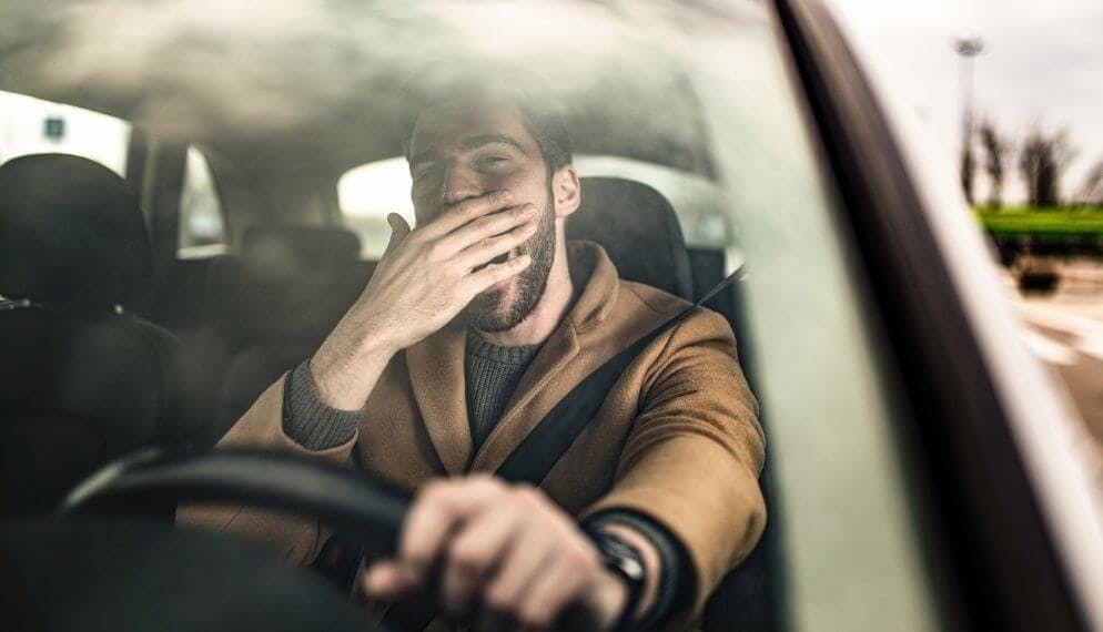 homme fatigue volant