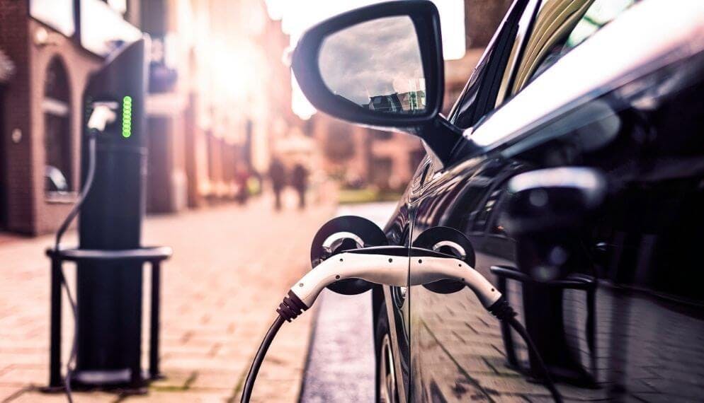 voiture électrique en train de recharger sa batterie à une borne en ville