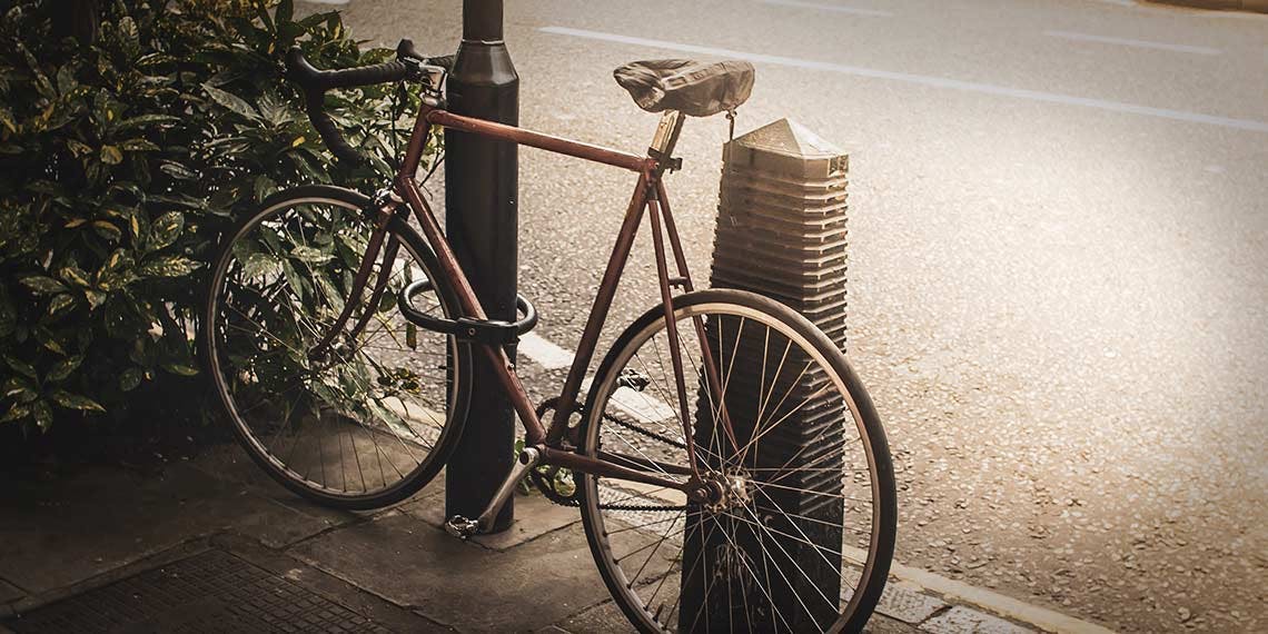Vélo attaché antivol rue