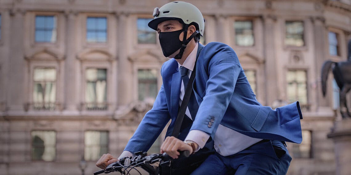 homme vélo masque covid costume ville