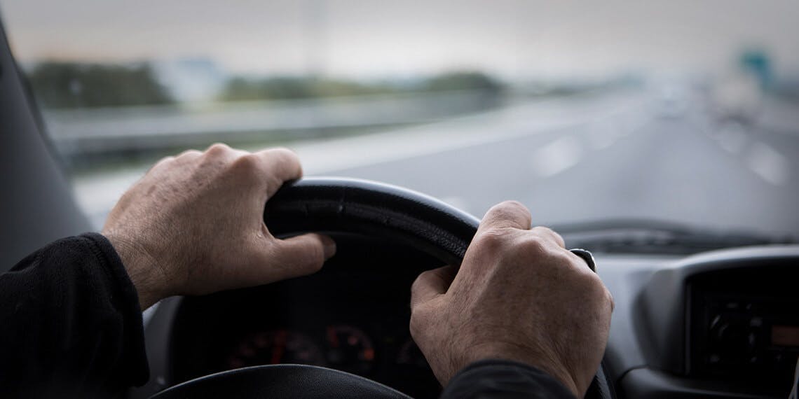 voiture mains volant parebrise