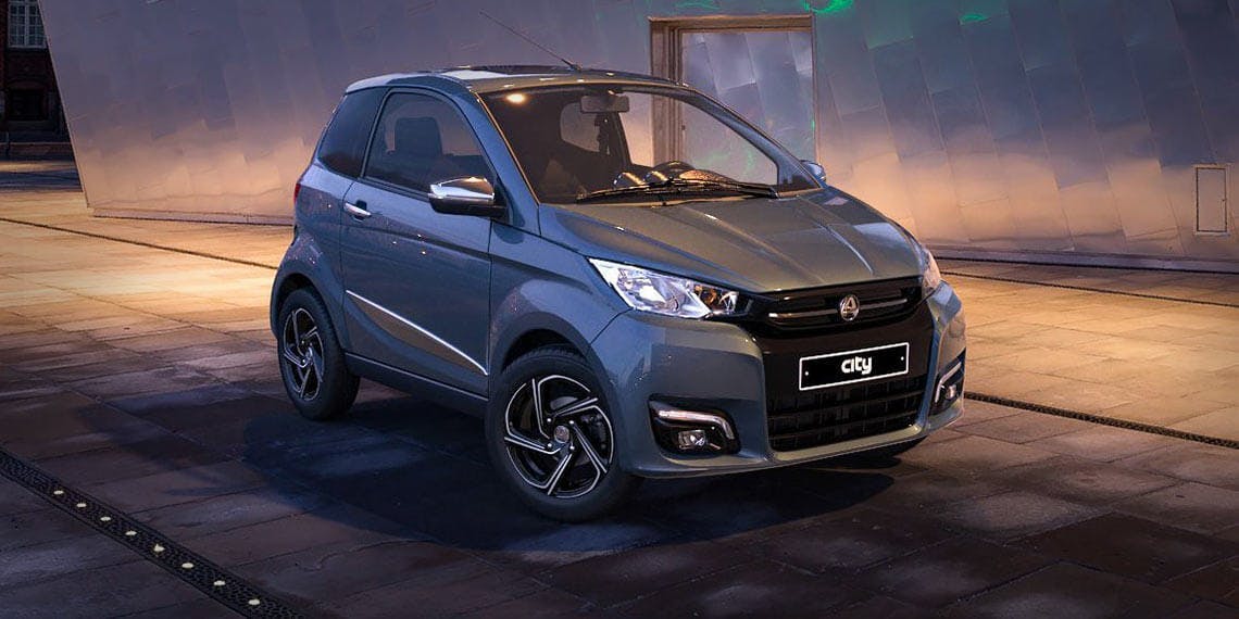 voiture sans permis grise nuit