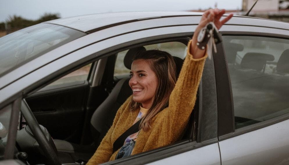 jeune fille voiture heureuse clés de voiture