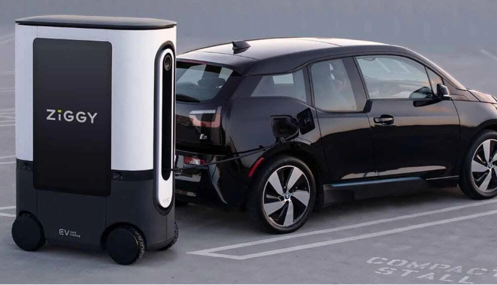 Borne qui se déplace et qui recharge une voiture électrique