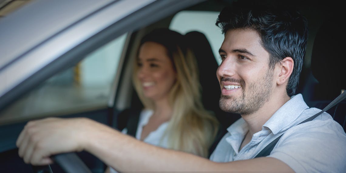 couple acheteur voiture au volant
