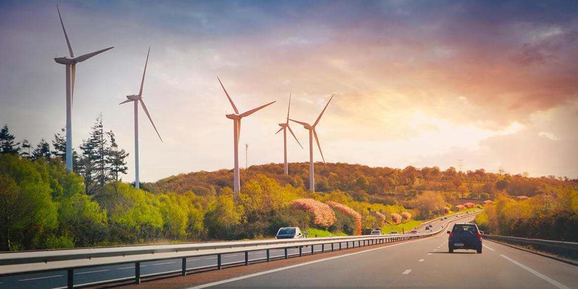 voiture autoroute éoliennes nature