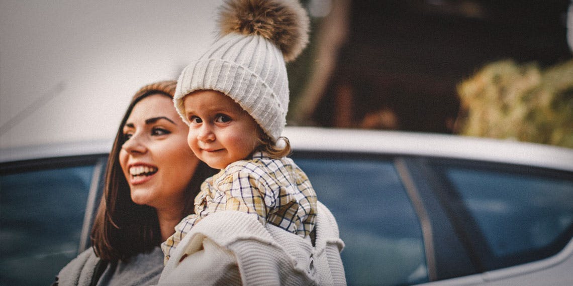 femme enfant devant voiture
