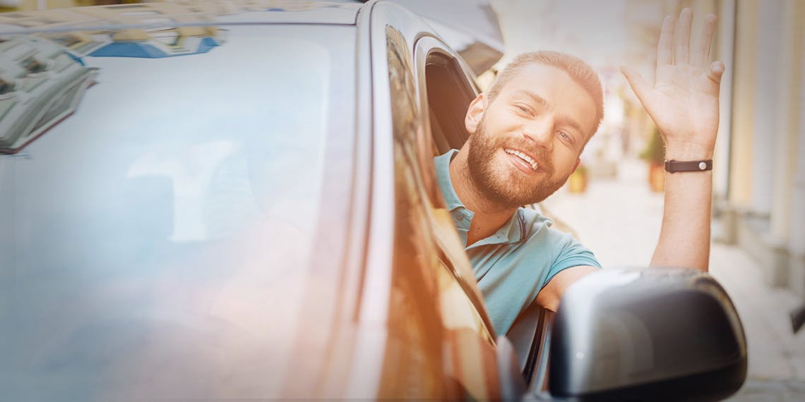 homme salut voiture