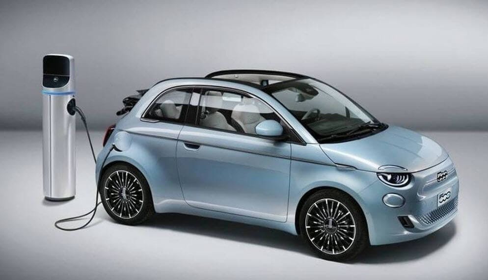 fiat 500 électrique bleue borne de recharge