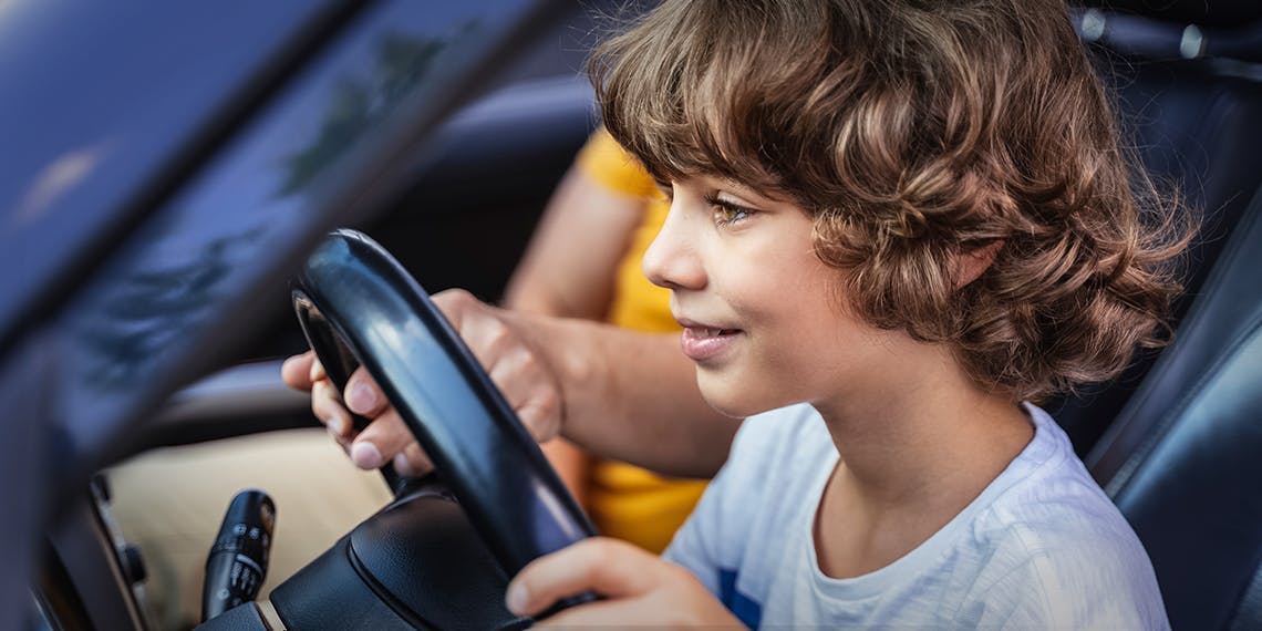 Apprendre à conduire une voiture dès 10 ans, c'est possible !