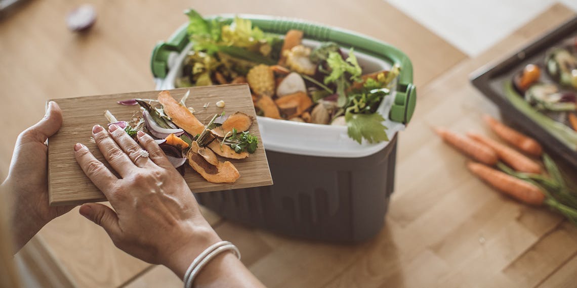 tri des épluchures de légumes mains de femme en gros plan