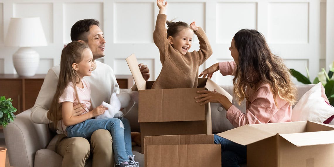 famille déballant des cartons de déménagement
