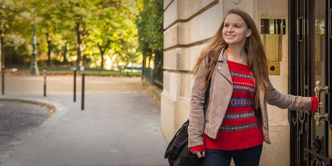 jeune femme immeuble paris 