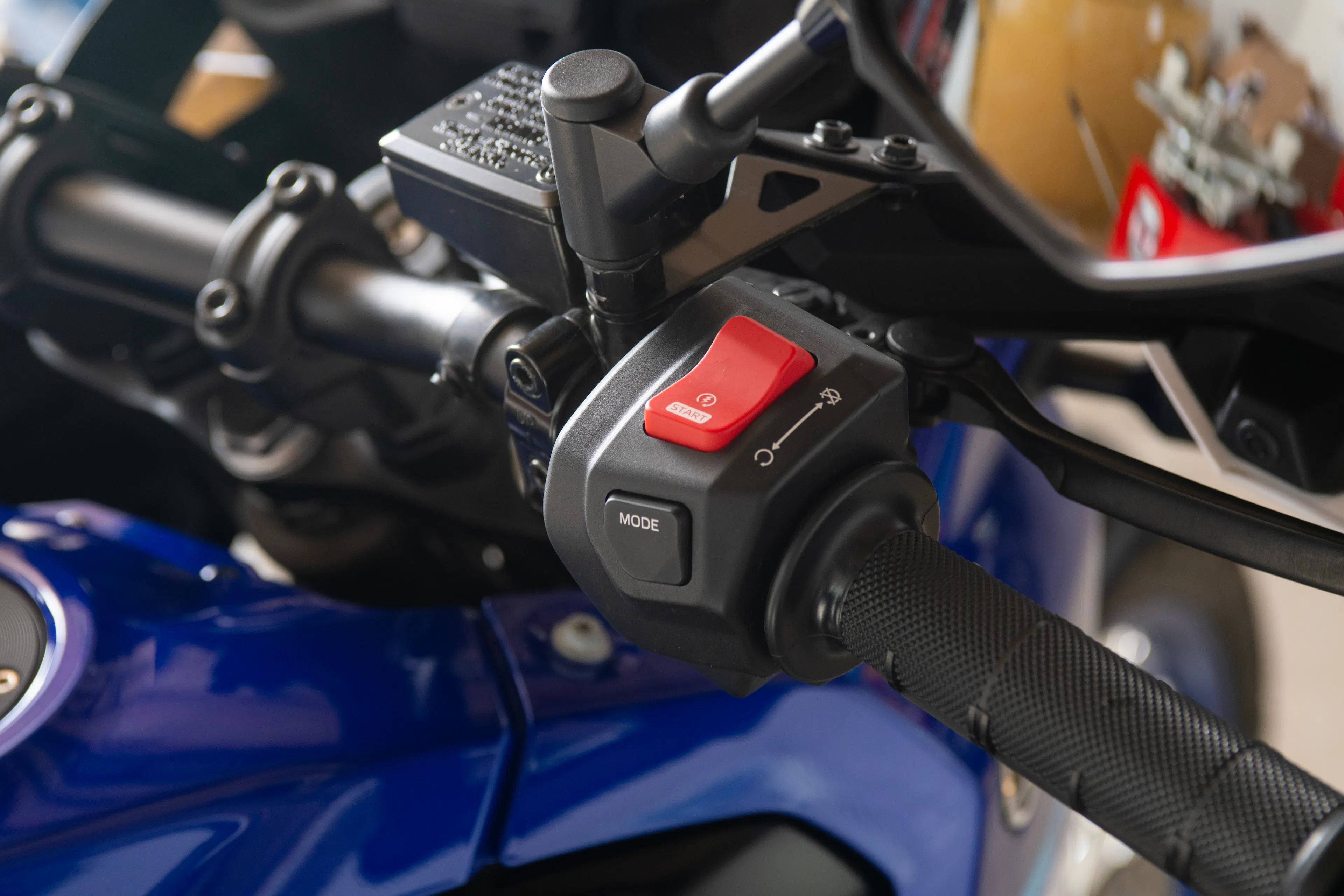 2025 Yamaha Tenere 700 right grip