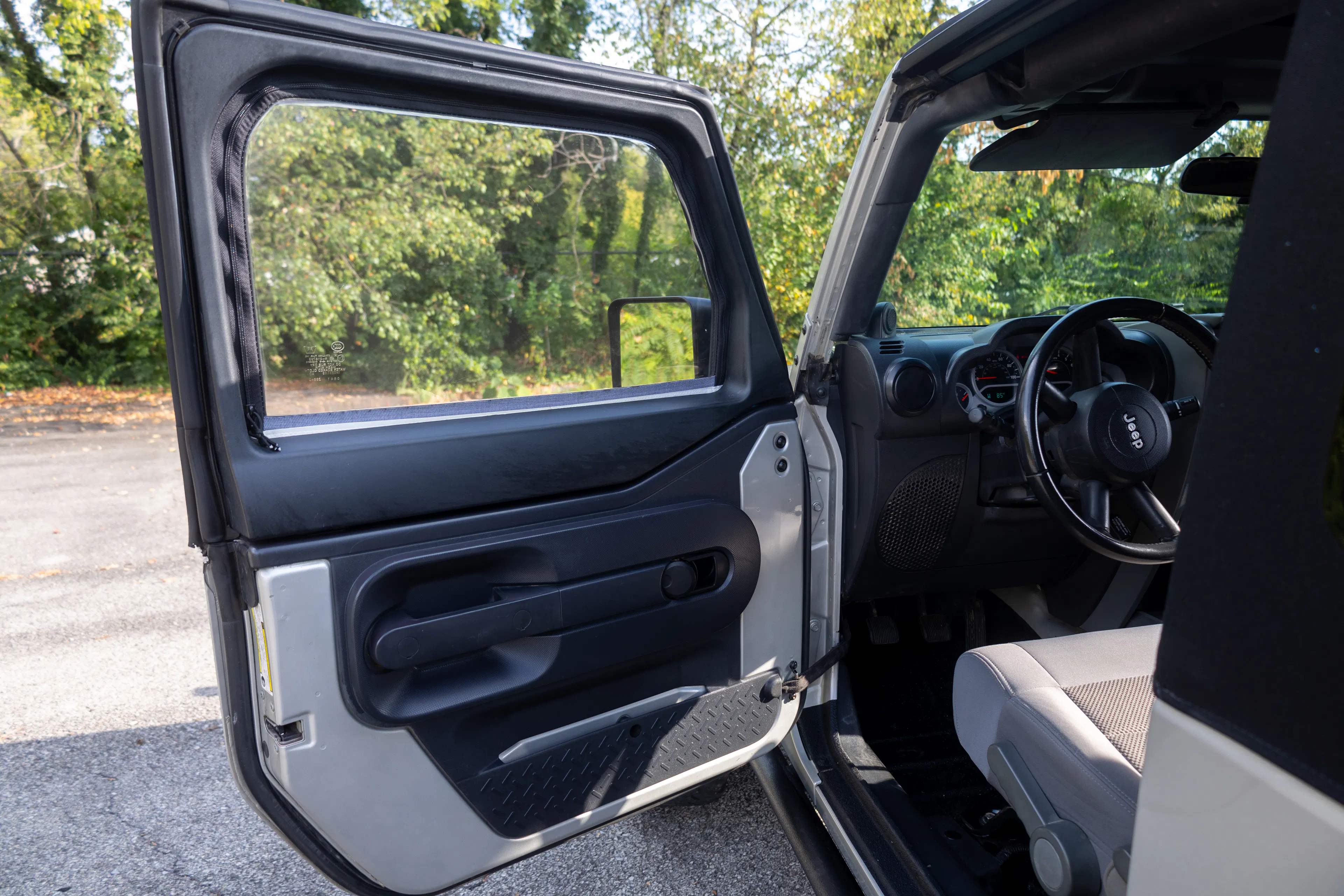 2007 Jeep Wrangler Limited Rubicon driver door interior