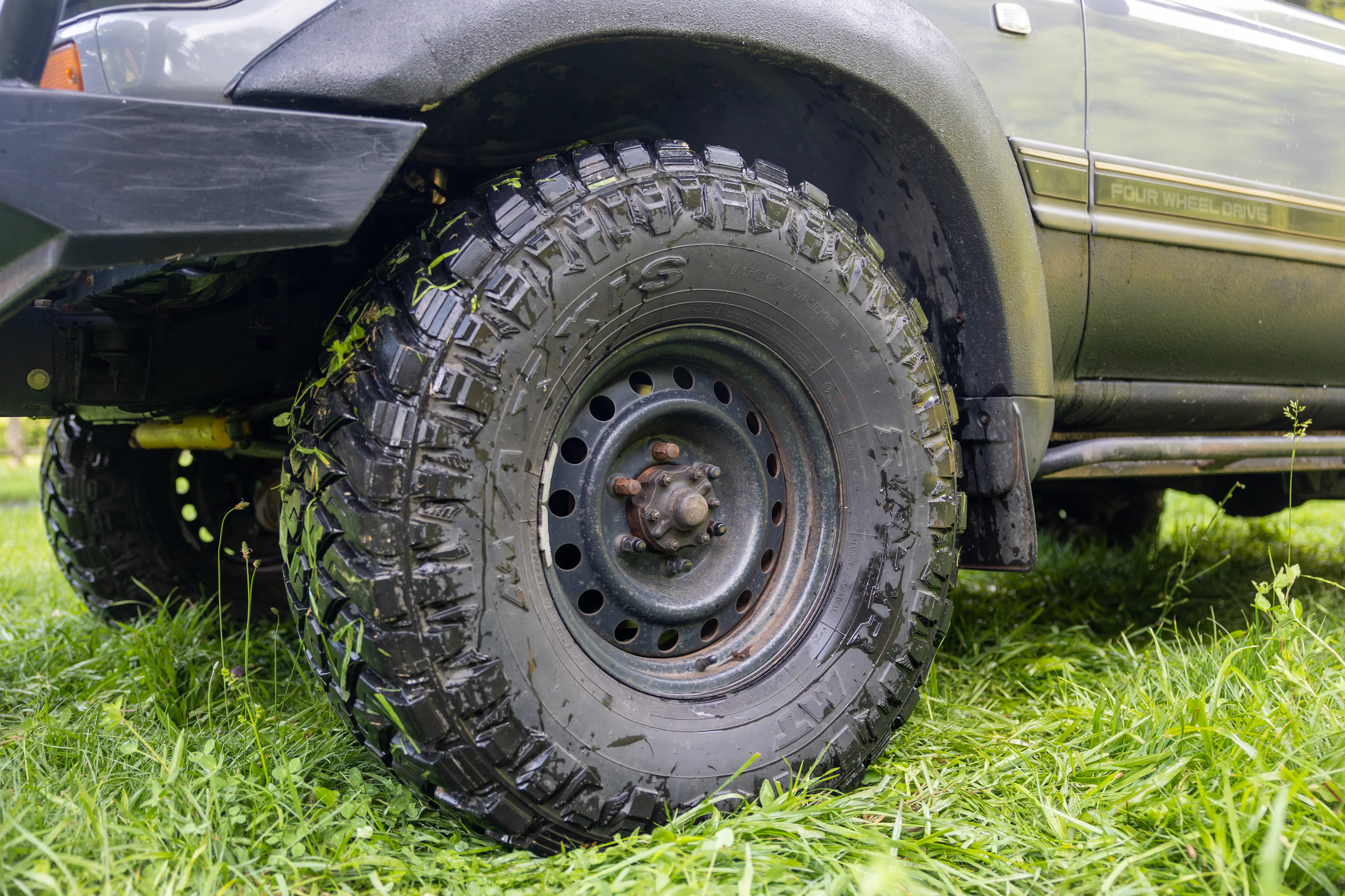 1990 Toyota Land Cruiser VX Limited passenger front tire