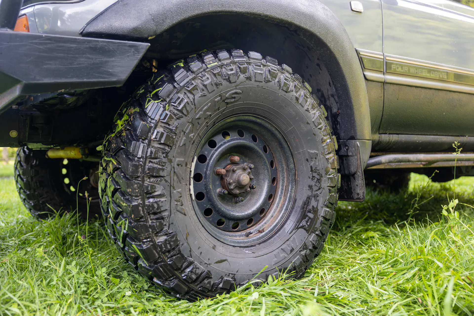 1990 Toyota Land Cruiser VX Limited passenger front tire