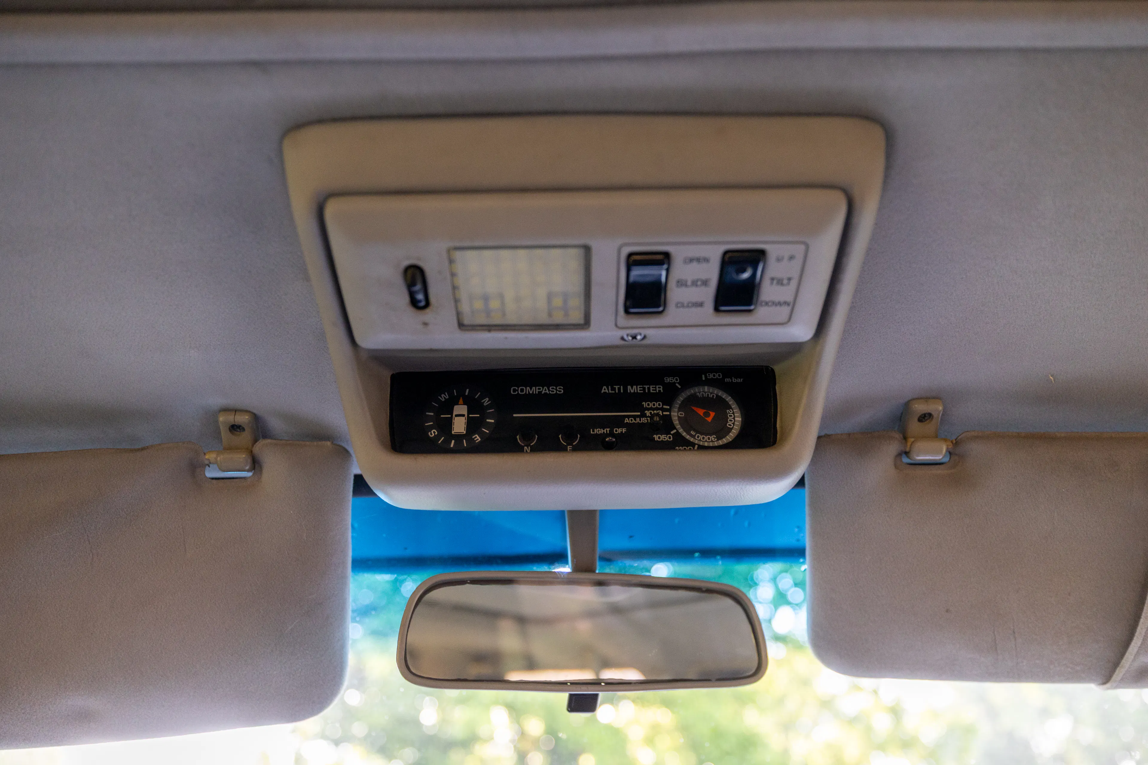 1990 Toyota Land Cruiser VX Limited upper console close