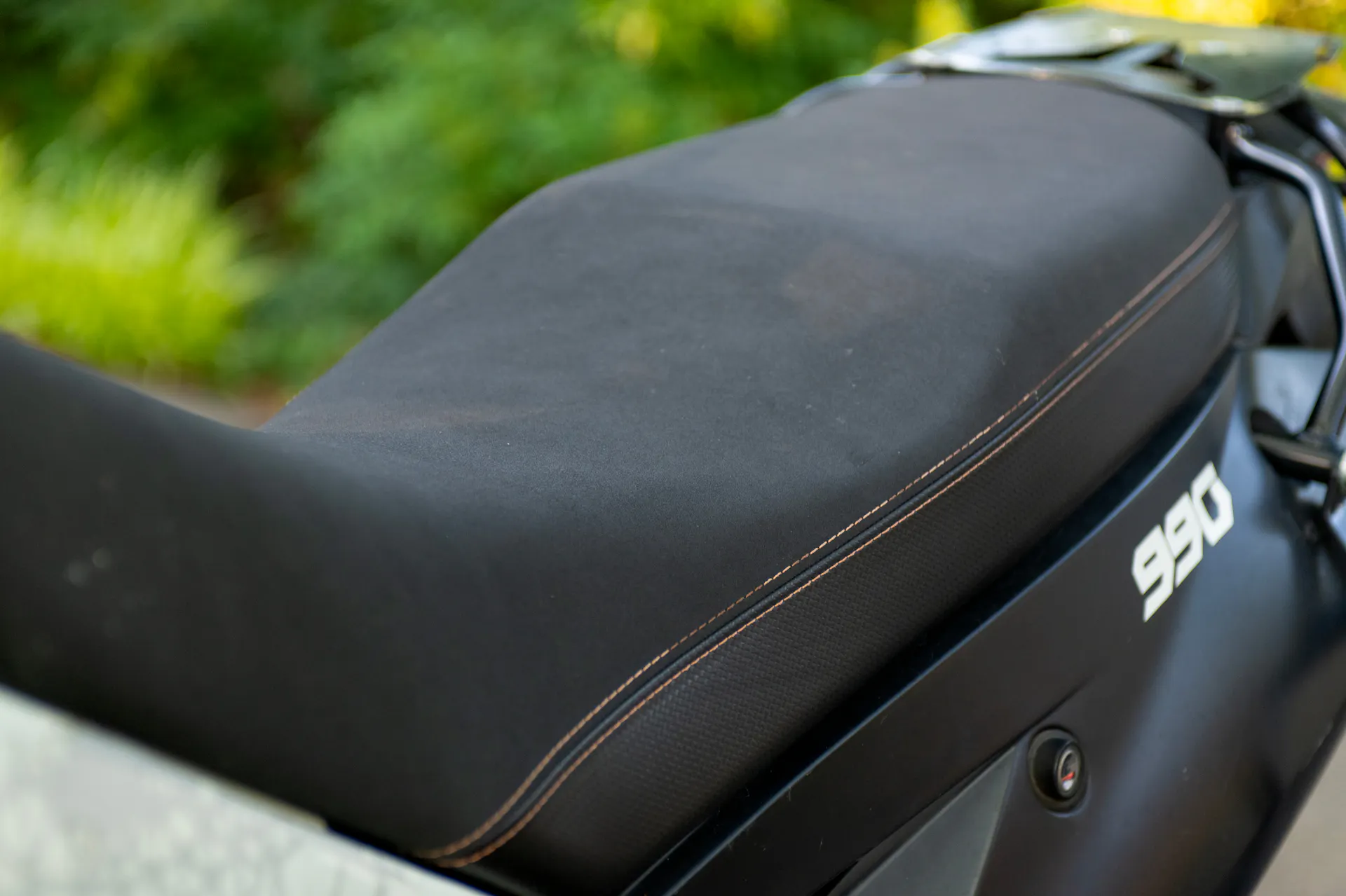 2010 KTM 990 Adventure comfort seat close